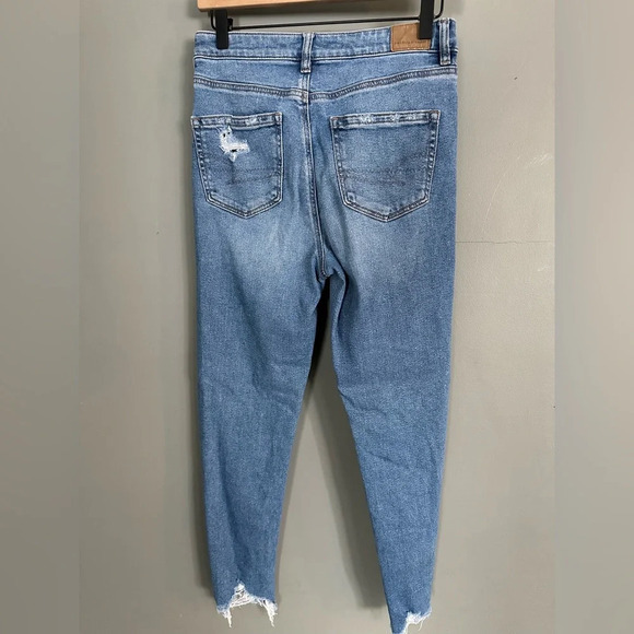 American Eagle Women's Distressed Mom Jean‎ Light/Medium Wash. Size 4 Reg - Picture 6 of 8